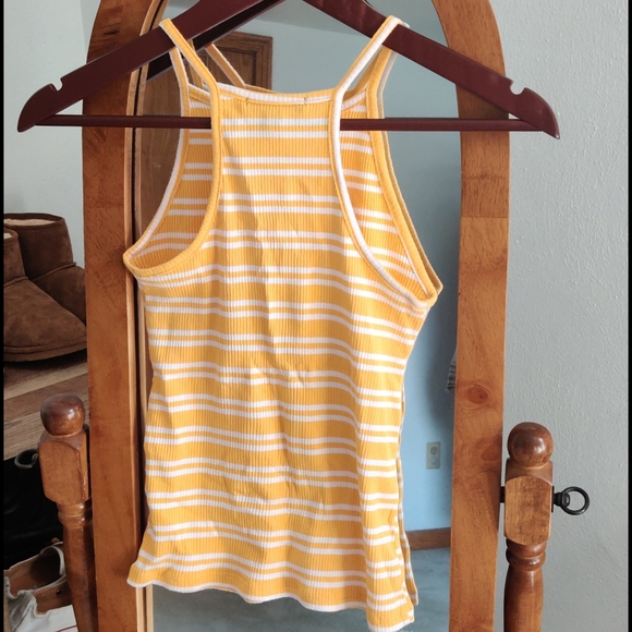 🌿3 for 12🌿 crop tank - Picture 2 of 3